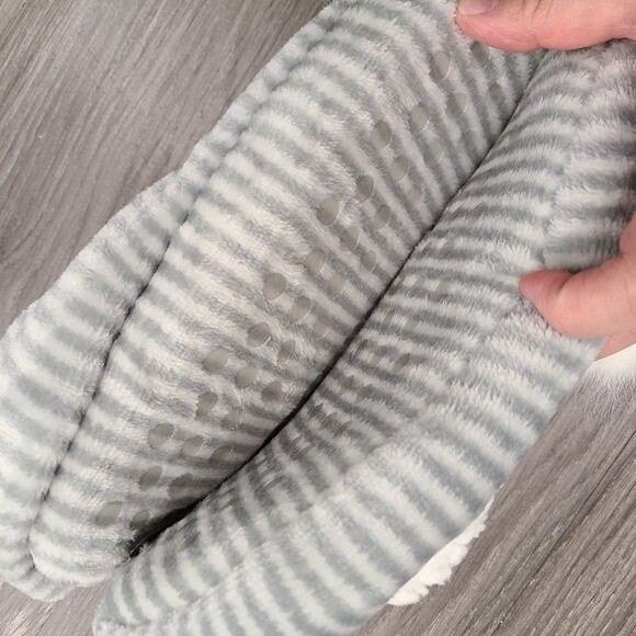 NWT Fuzzy Comfy Babba Grey White House Slipper Socks Sz 5.5-7.5 Womens - Picture 2 of 4